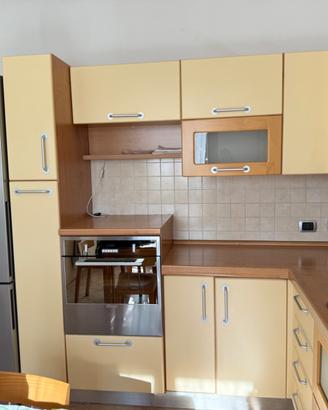 Cucina angolare con elettrodomestici