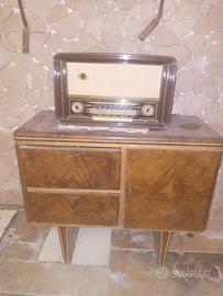 Mobile antico con giradischi e radio antica