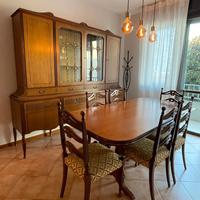 Elegante set da pranzo: credenza, tavolo e 6 sedie