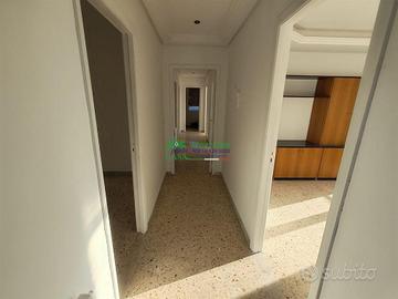 Luminoso appartamento 100 mq con posto auto in Via