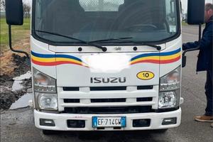 Camion isuzu con cassone fisso
