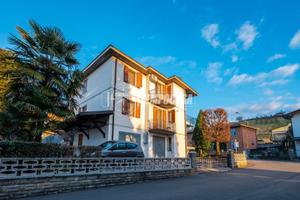 Spaziosa Casa Trifamiliare con Ampio Giardino Priv