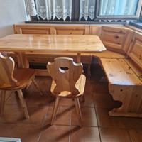 Panca con tavolo e sedie rustico