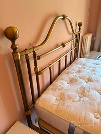 letto in ottone satinato 