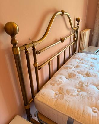 letto in ottone satinato 