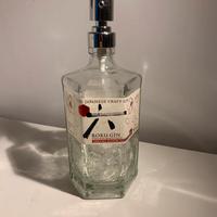 diespenser con bottiglia di gin