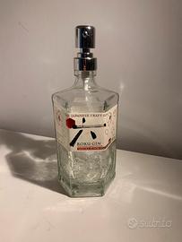 diespenser con bottiglia di gin
