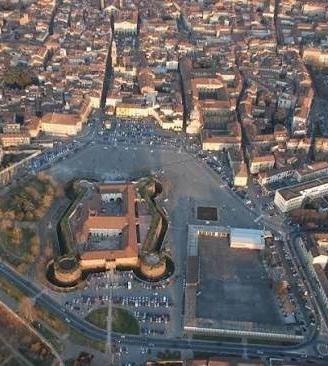 Immobile di 300 m² con 2 locali a Casale Monferrat