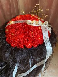 Fatto a mano con 99 rose rosse