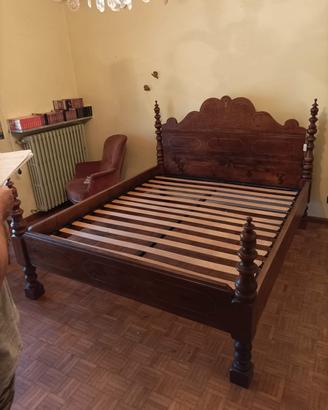letto intarsiato di noce