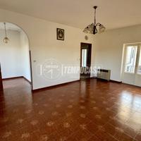 AMPIO APPARTAMENTO CON TERRAZZO, GIARDINO E BOX!