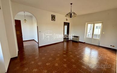 AMPIO APPARTAMENTO CON TERRAZZO, GIARDINO E BOX!