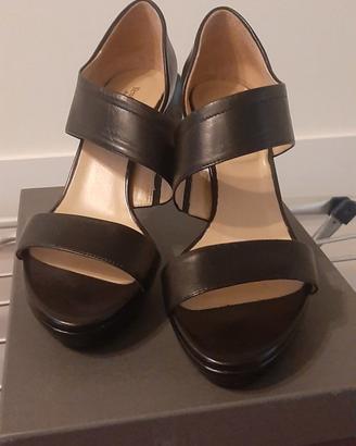 Scarpe nere aperte
