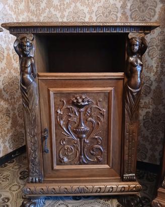 Elegante mobile basso stile rinascimento 
