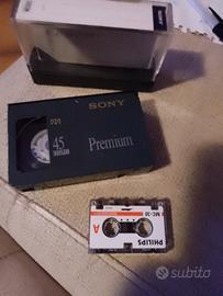 videocassetta VHS C e micro nastro audio