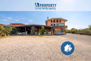 Palazzo / Stabile di 900 m² con più di 5 locali a 