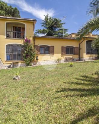 VILLA SINGOLA A PALOMBARA SABINA