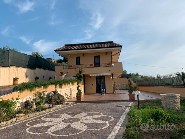 Casa indipendente con giardino