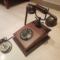 Telefono antico in legno