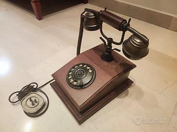 Telefono antico in legno