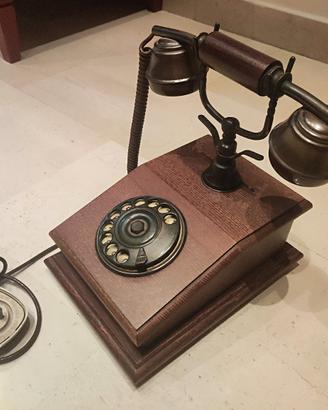 Telefono antico in legno
