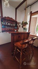 Angolo bar completo di due sgabelli