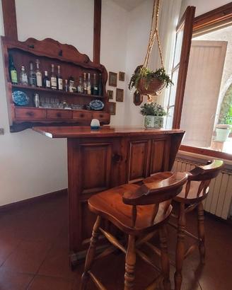 Angolo bar completo di due sgabelli
