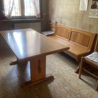 Tavolo con cassapanca e 2 sedie