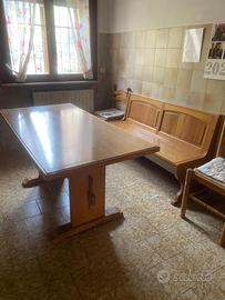 Tavolo con cassapanca e 2 sedie