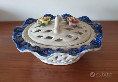 Centrotavola in porcellana con rose a rilievo