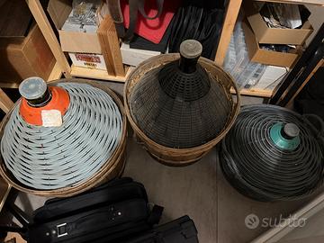 3 damigiane e 150 bottiglie