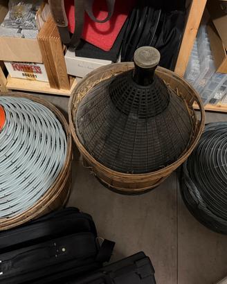 3 damigiane e 150 bottiglie