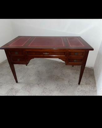 Scrivania in legno