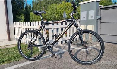 Mountain Bike nera