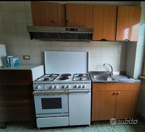 Cucina con frigo 