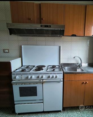 Cucina con frigo 