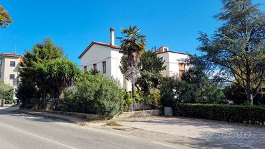 CASA SEMINDIPENDENTE A MONTEPRANDONE