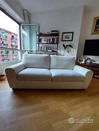 Divano a tre posti in tessuto color bianco latte