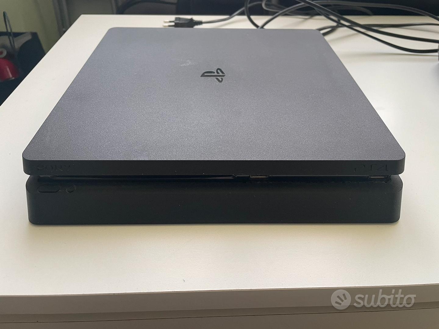 PlayStation 4 nera con 2 joystick e base ricarica - Console e Videogiochi  In vendita a Trento