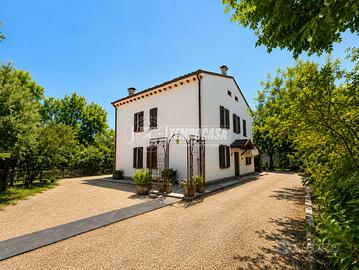Casa indipendente con ampio giardino e magazzino