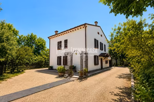 Casa indipendente con ampio giardino e magazzino