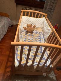 lettino per bebè in legno con materasso e parac
