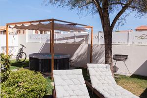 Villetta a Pula, con giardino e piscina idro