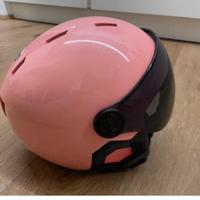 Casco con occhiali integrati.
