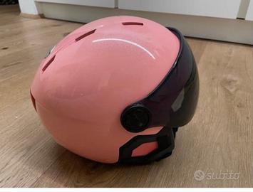 Casco con occhiali integrati.
