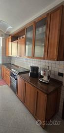 cucina lineare con tavolo e sedie 