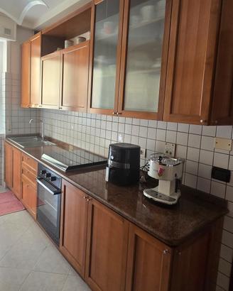 cucina lineare con tavolo e sedie 