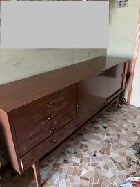 Tavolo, sedie e cassettiera.