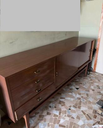 Tavolo, sedie e cassettiera.