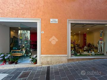 NEGOZIO A DESENZANO DEL GARDA